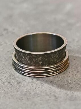 Silver Tone Spinner Ring Floral Pattern Anxiety Fidget Ring Size 9 Wide Band